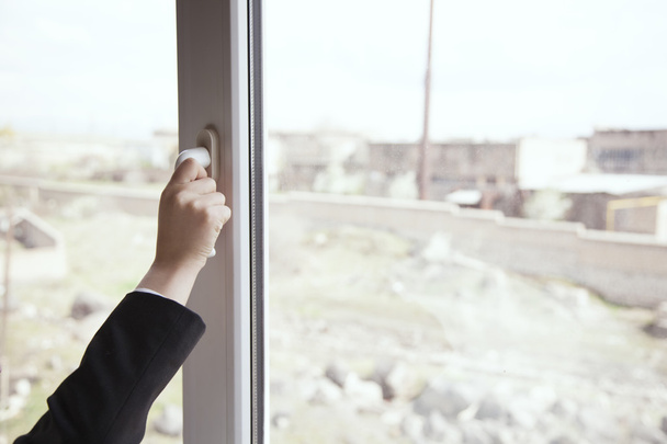 mujer abre una ventana
 - Foto, imagen