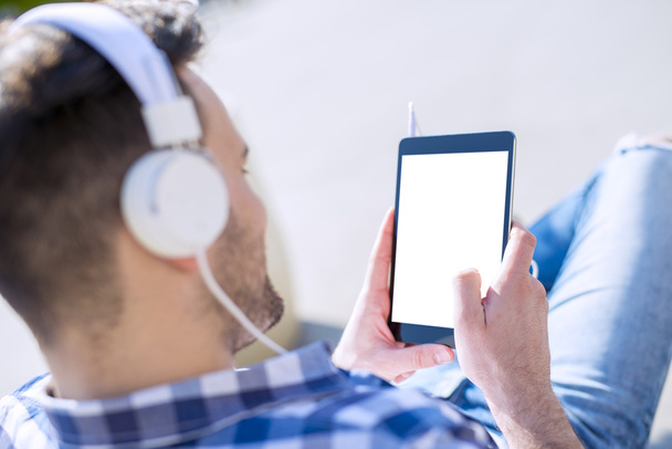 Giovane uomo che ascolta musica su uno smartphone
 - Foto, immagini
