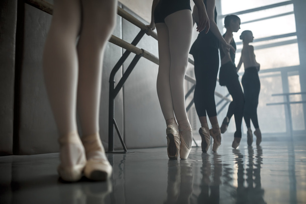 Dancers stands by the ballet barre. - Foto, Imagen