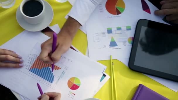 Geschäftsleute schreiben an Finanzdiagrammen - Filmmaterial, Video