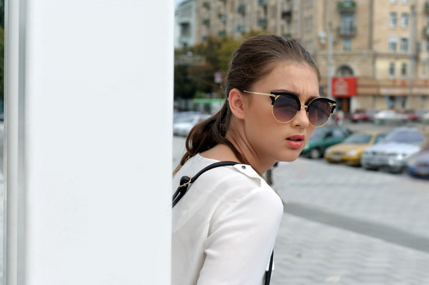 Girl posing on the background of the city - Fotografie, Obrázek