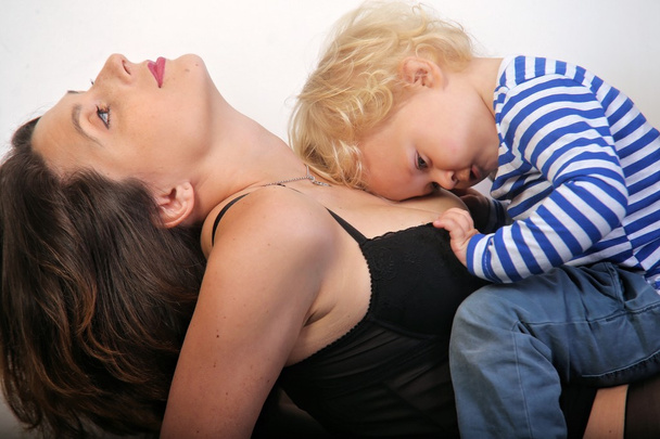 втомлена дитина з мамочкою
 - Фото, зображення