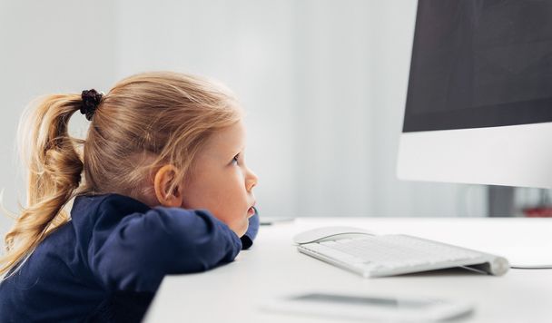 Little child at computer - Foto, Imagem