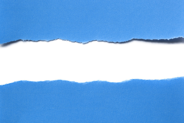σκισμένο χαρτί μπλε με οριζόντιες λευκές λωρίδες κάτω από - Φωτογραφία, εικόνα