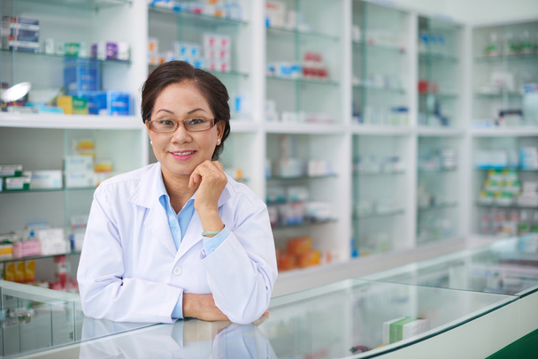 pharmacist in drugstore looking at camera - Foto, Imagen