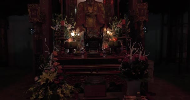 Άγαλμα του μεσαιωνικού Βιετναμέζικα αυτοκράτορας στην παγόδα. Ανόι, Βιετνάμ - Πλάνα, βίντεο