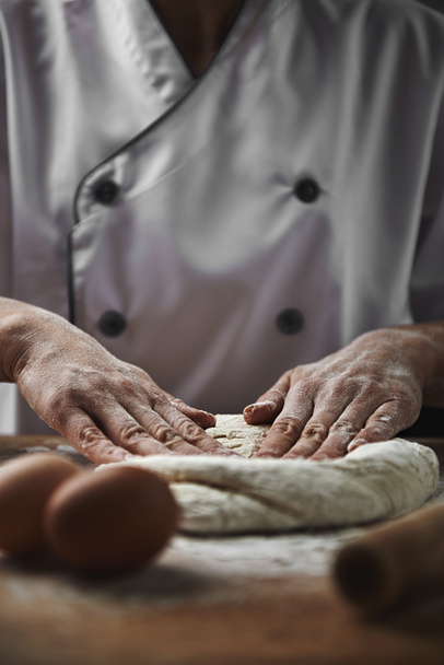 Panadero profesional preparando masa
  - Foto, imagen