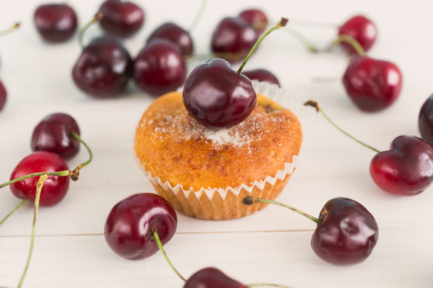 Foto tonica di gustoso muffin decorato con ciliegia fresca
 - Foto, immagini