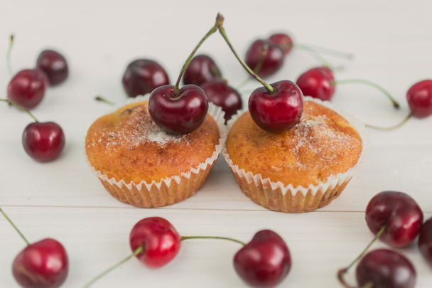Due gustosi muffin decorati con ciliegie
 - Foto, immagini
