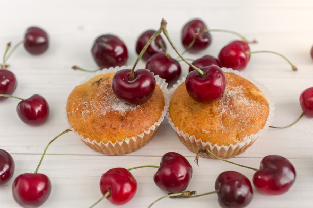 Colpo tonico di due muffin decorati con ciliegie fresche
 - Foto, immagini