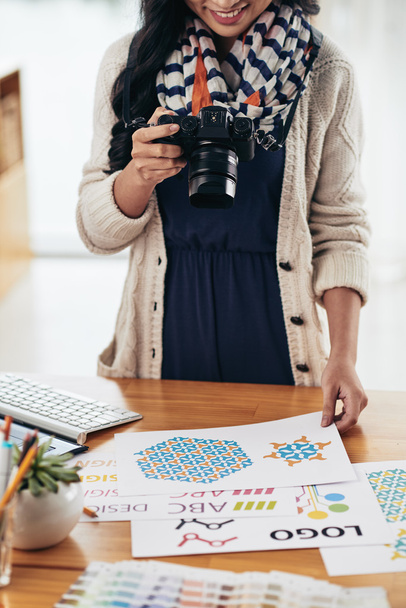 mujer fotografiando imágenes en el lugar de trabajo
 - Foto, Imagen