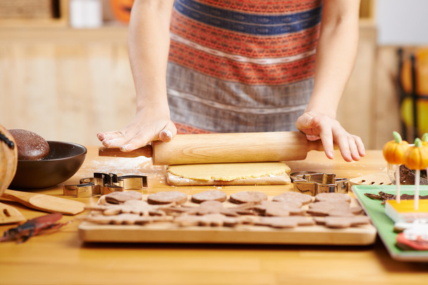 Γυναίκα που κάνει τα μπισκότα αποκριών - Φωτογραφία, εικόνα