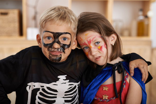 двое обнимающихся детей в костюмах на Хэллоуин
 - Фото, изображение