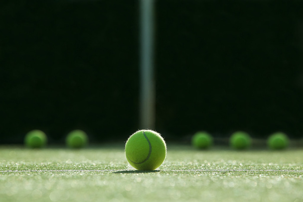 rozostřený tenisák na kurtu trávy - Fotografie, Obrázek