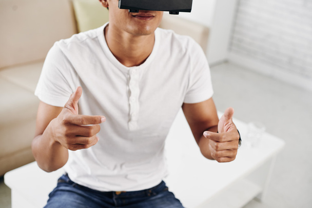mies pelaa peliä VR lasit
 - Valokuva, kuva