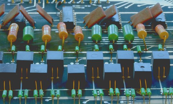 Condensadores, montagem de relés na placa de circuito. Imagem macro. DOF superficial
.  - Foto, Imagem