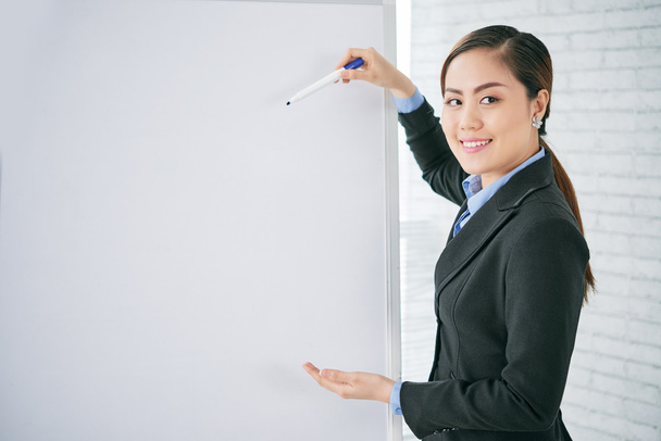 Geschäftsfrau erklärt Ideen auf Whiteboard - Foto, Bild