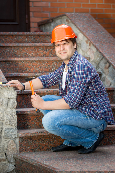 Χαμογελώντας εργαζόμενος κατασκευή επισκευή πέτρινη σκάλα - Φωτογραφία, εικόνα