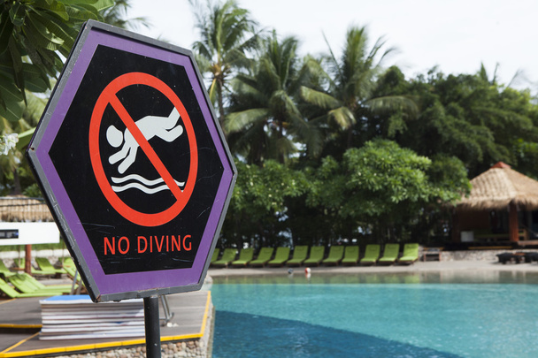 знак не дайвинг возле бассейна
 - Фото, изображение