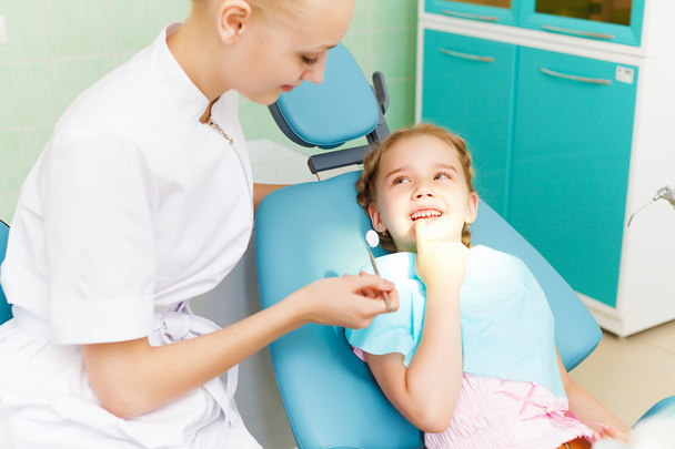 Little girl visiting dentist - Фото, изображение