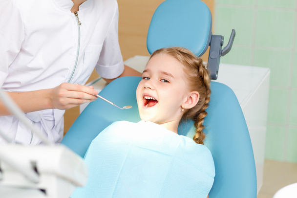Little girl visiting dentist - Valokuva, kuva