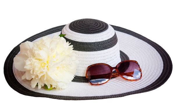 Velká pláž klobouk a brýle od slunce, izolované na bílém  - Fotografie, Obrázek