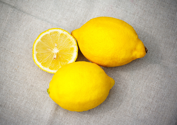 Čerstvé citrony na ubrus. - Fotografie, Obrázek