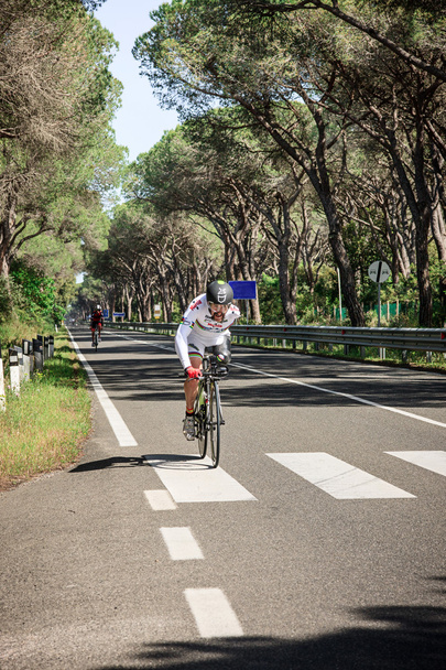 Grosseto, Itália - 09 de maio de 2014: O ciclista sem braço e pés com a bicicleta durante o evento esportivo
 - Foto, Imagem