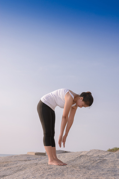 Mujer joven practicando yoga - Foto, imagen