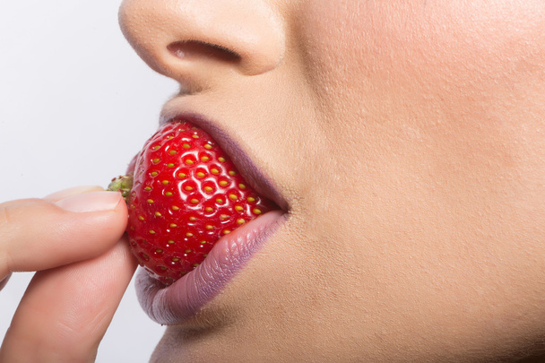 ženské rty jíst červené jahody - Fotografie, Obrázek