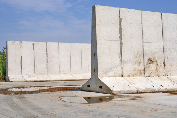 Elementos estruturais de concreto armado do silo da trincheira
 - Foto, Imagem