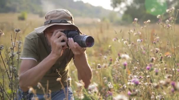 Photohunt. Male photography shooting in a beautiful outdoor setting. - Footage, Video
