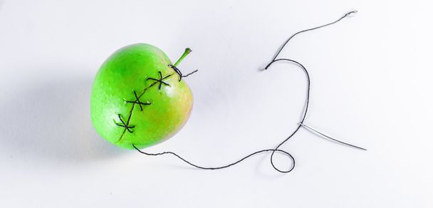 manzana, aguja, hilo
 - Foto, Imagen