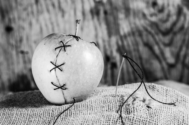 яблоко, иголка, треад
 - Фото, изображение