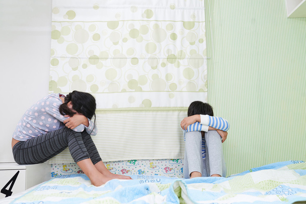 泣いている男の子と女の子の寝室に - 写真・画像