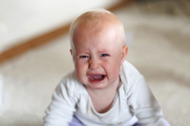Плачет шестимесячная девочка
 - Фото, изображение
