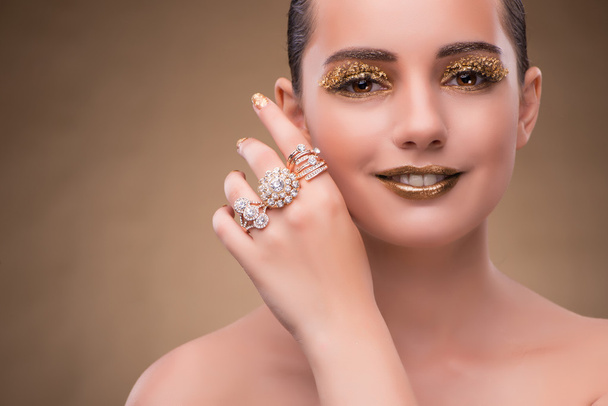 Elegante vrouw met juwelen in fashion concept - Foto, afbeelding