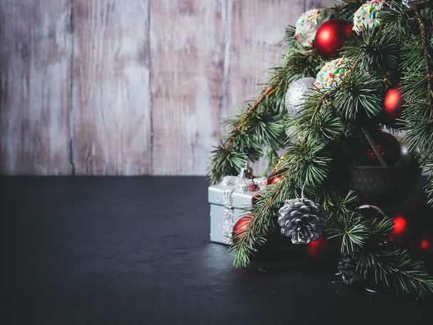 κλαδιών χριστουγεννιάτικο δέντρο με διακοσμήσεις - Φωτογραφία, εικόνα