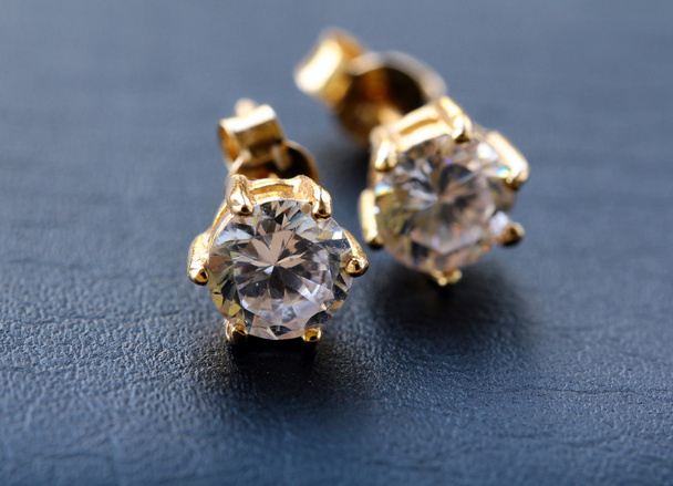Boucles d'oreilles en or avec diamants macro shot
 - Photo, image