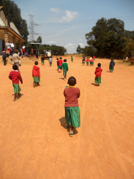 Afrikanische Kinder gehen in die Kirche im Dorf Pomerini der fr - Foto, Bild