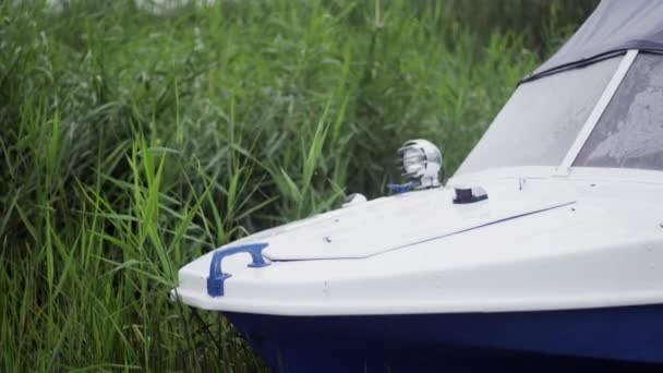 csónakok a folyóparton  - Felvétel, videó