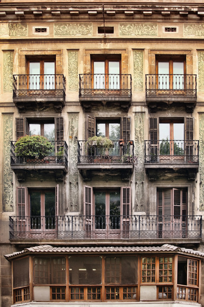 Τυπικό αρτ νουβό κτήριο, στη Βαρκελώνη - Φωτογραφία, εικόνα