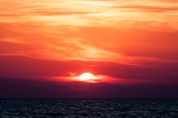 Landschappelijk uitzicht op prachtige zonsondergang boven de zee - Foto, afbeelding