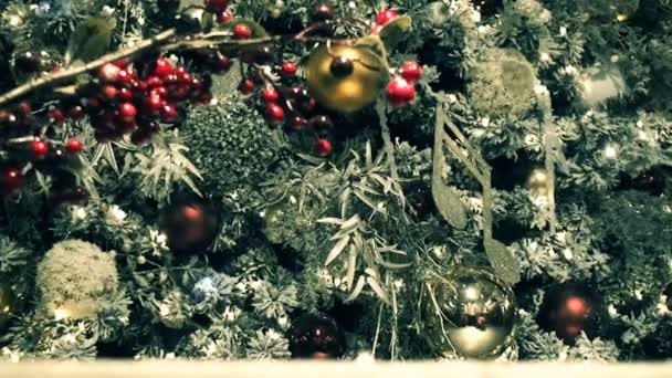 Zweig eines mit Spielzeug und Girlanden geschmückten Weihnachtsbaums - Filmmaterial, Video
