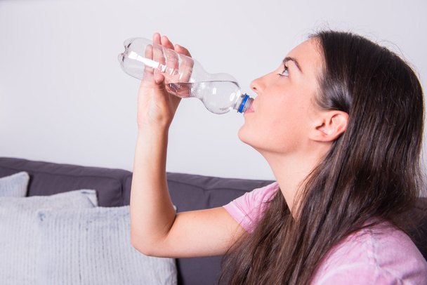 Retrato de una joven hermosa bebiendo agua del bo
 - Foto, Imagen
