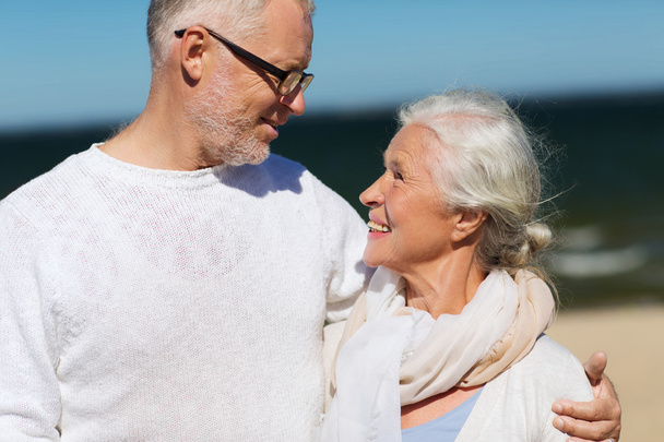 szczęśliwa para starszy przytulanie na lato plaża - Zdjęcie, obraz