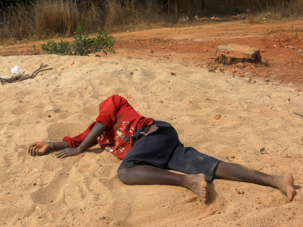 ένα παιδί που λιποθύμησε στην άκρη του το δάσος - Τανζανία - ΕΝΙ - Φωτογραφία, εικόνα