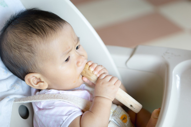 Asiatique bébé alimentation temps
 - Photo, image