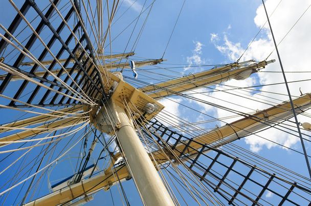 Щогли старого вітрильного корабля на фоні неба
 - Фото, зображення