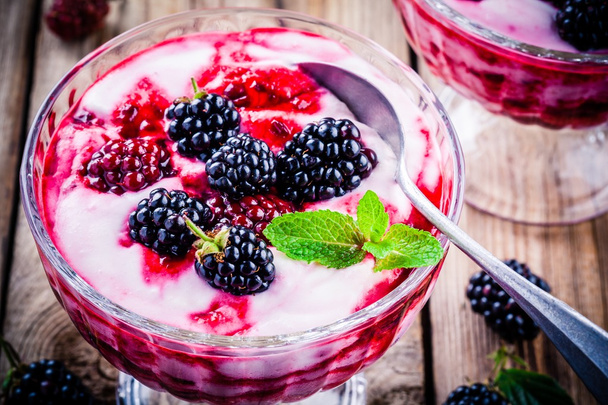 blackberry ve nane yoğurt parfe - Fotoğraf, Görsel